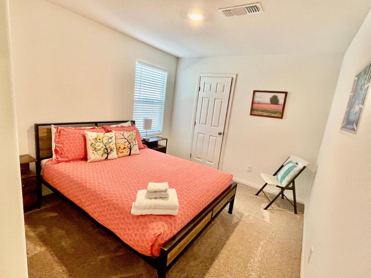 Spacious House, 5 Bedrooms, Sleeps 12, Near Vegas Strip And Airport Сasa de vacaciones *