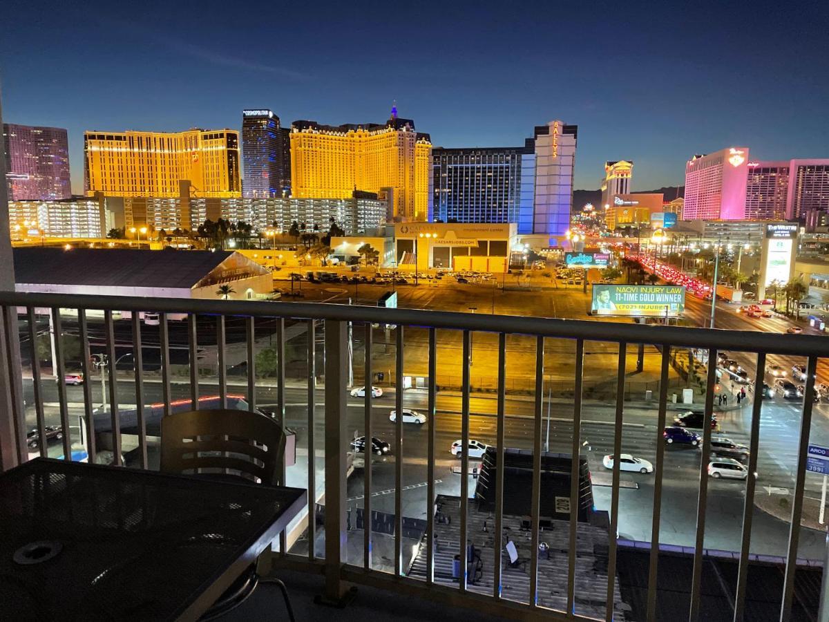 The Platinum & Strip View Apartahotel *