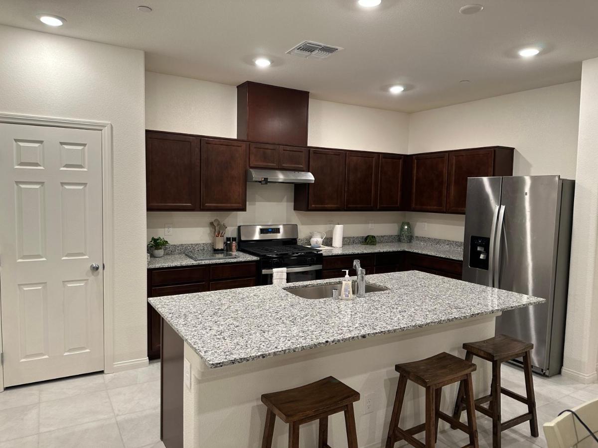 Beautiful Brand New 2 Bedroom Vegas Home! Fits 12 Or More,15-20 Minutes From Lv Strip *
