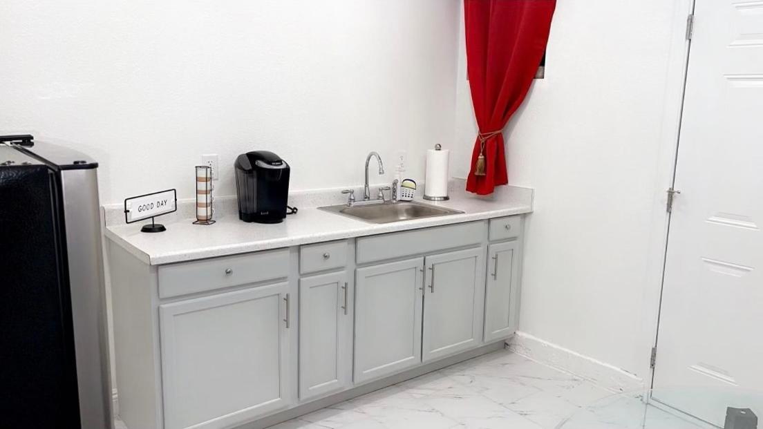 Cozy Studio…5 Min Away From Airport. “