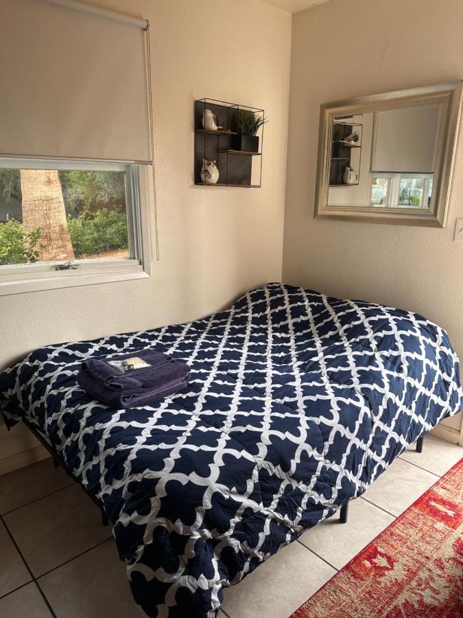 1 Small Secure Studio Apartamento