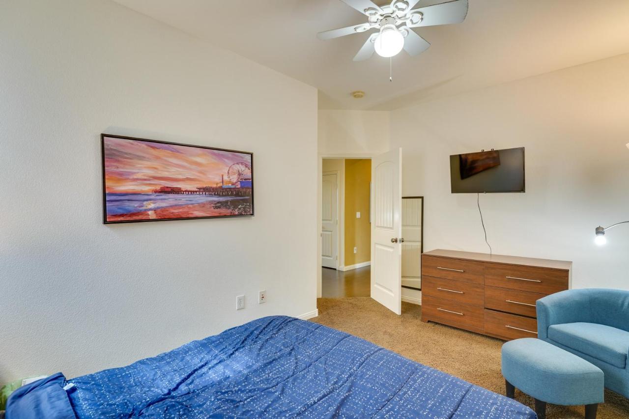 Сasa de vacaciones Serene Vegas With Heated Pool Near Strip!