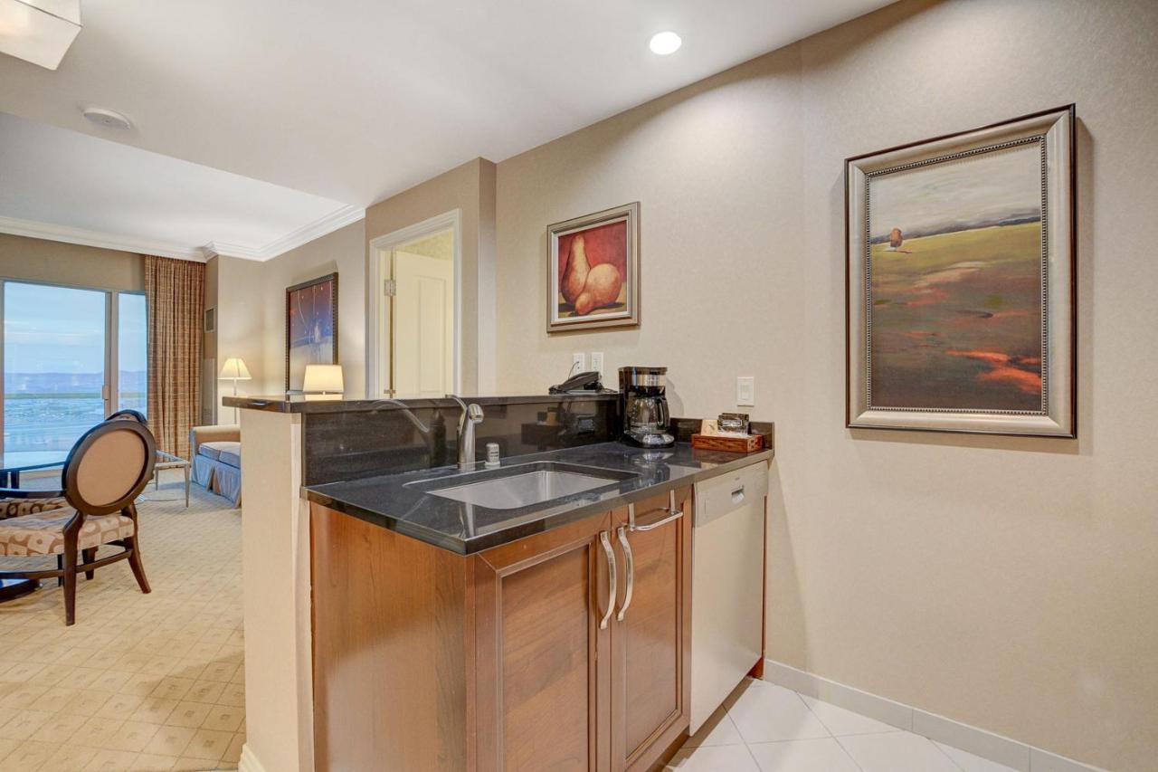 29th Ph Mgm Signature With A Massive Balcony