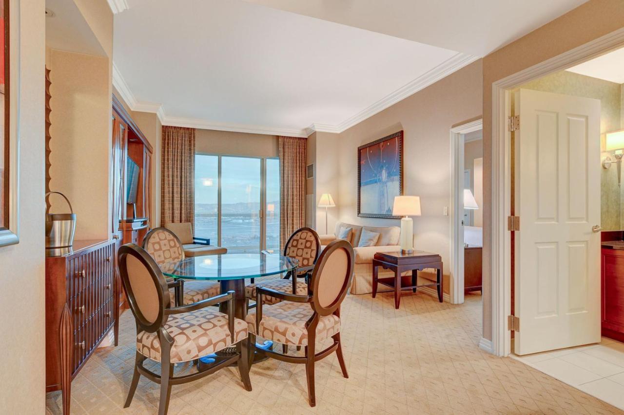 29th Ph Mgm Signature With A Massive Balcony *