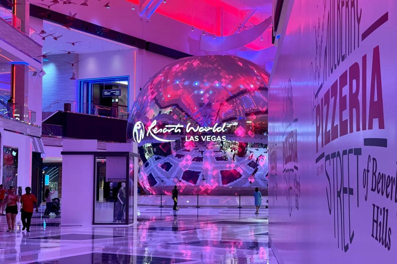 Elegant At World Strip