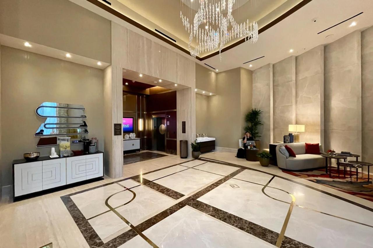 Elegant At World Strip *