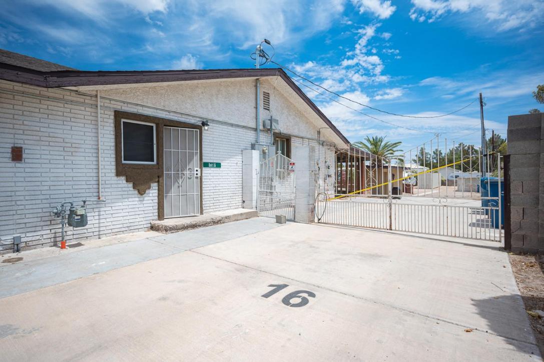 16 Large Studio With Kitchenette * Las Vegas