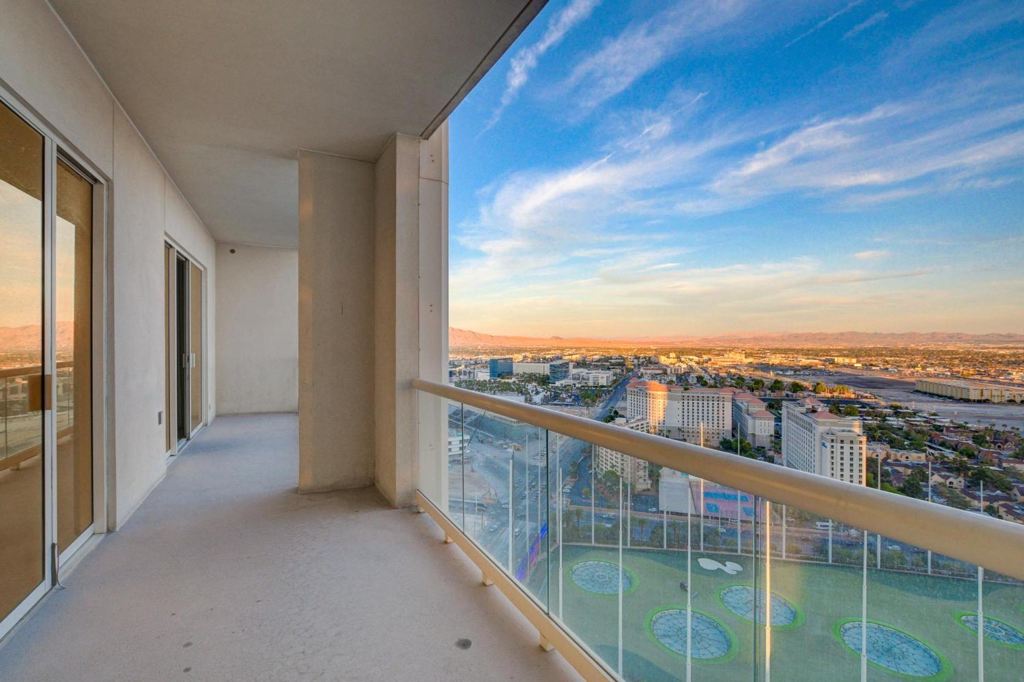 Apartahotel 29th Ph Mgm Signature With A Massive Balcony