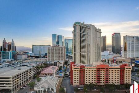 Сasa de vacaciones Mgm Signature-15-717 F1 Track & Strip View Balcony *