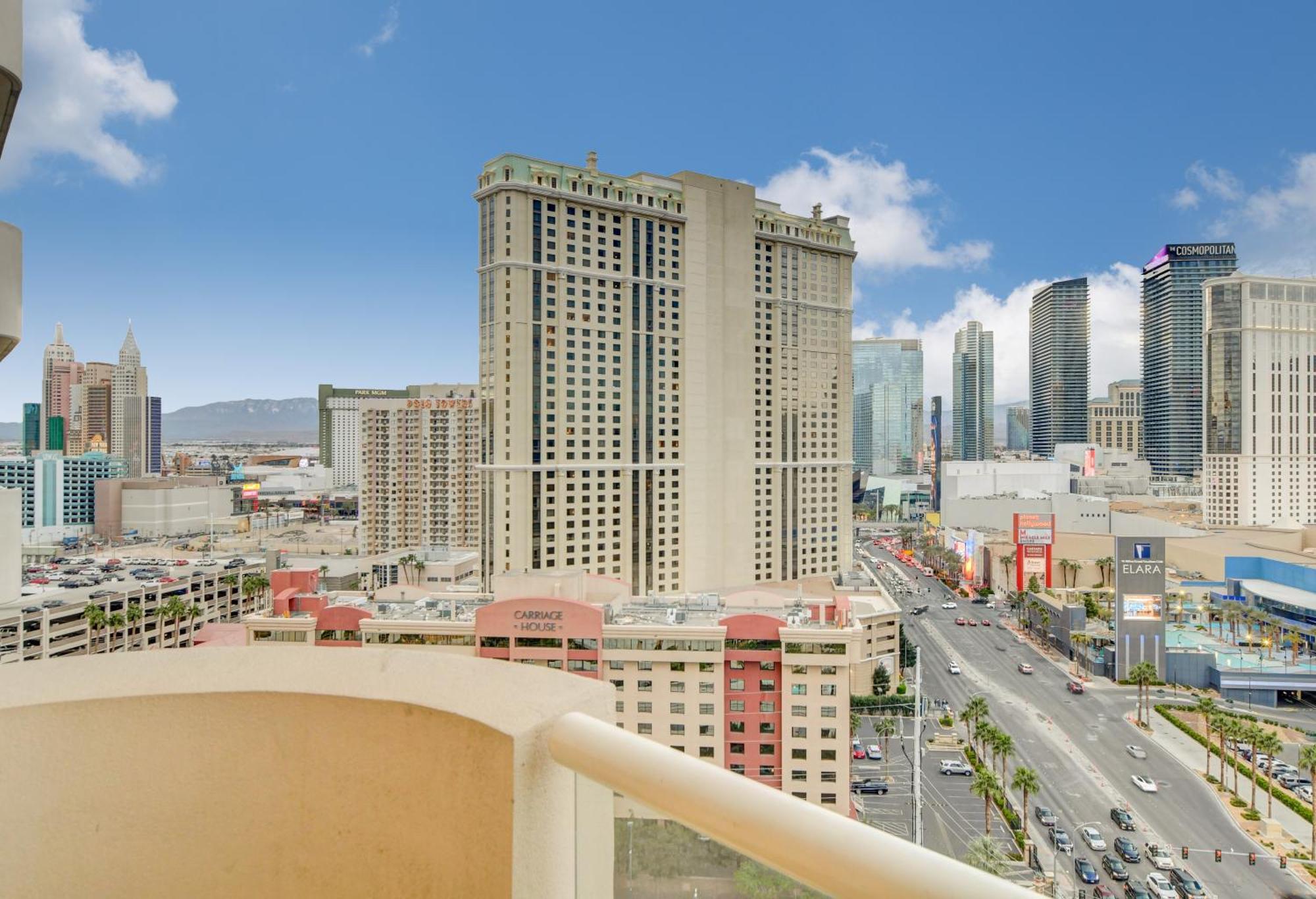 Balcony Strip View * Mgm Signature Tower 3 Apartahotel *