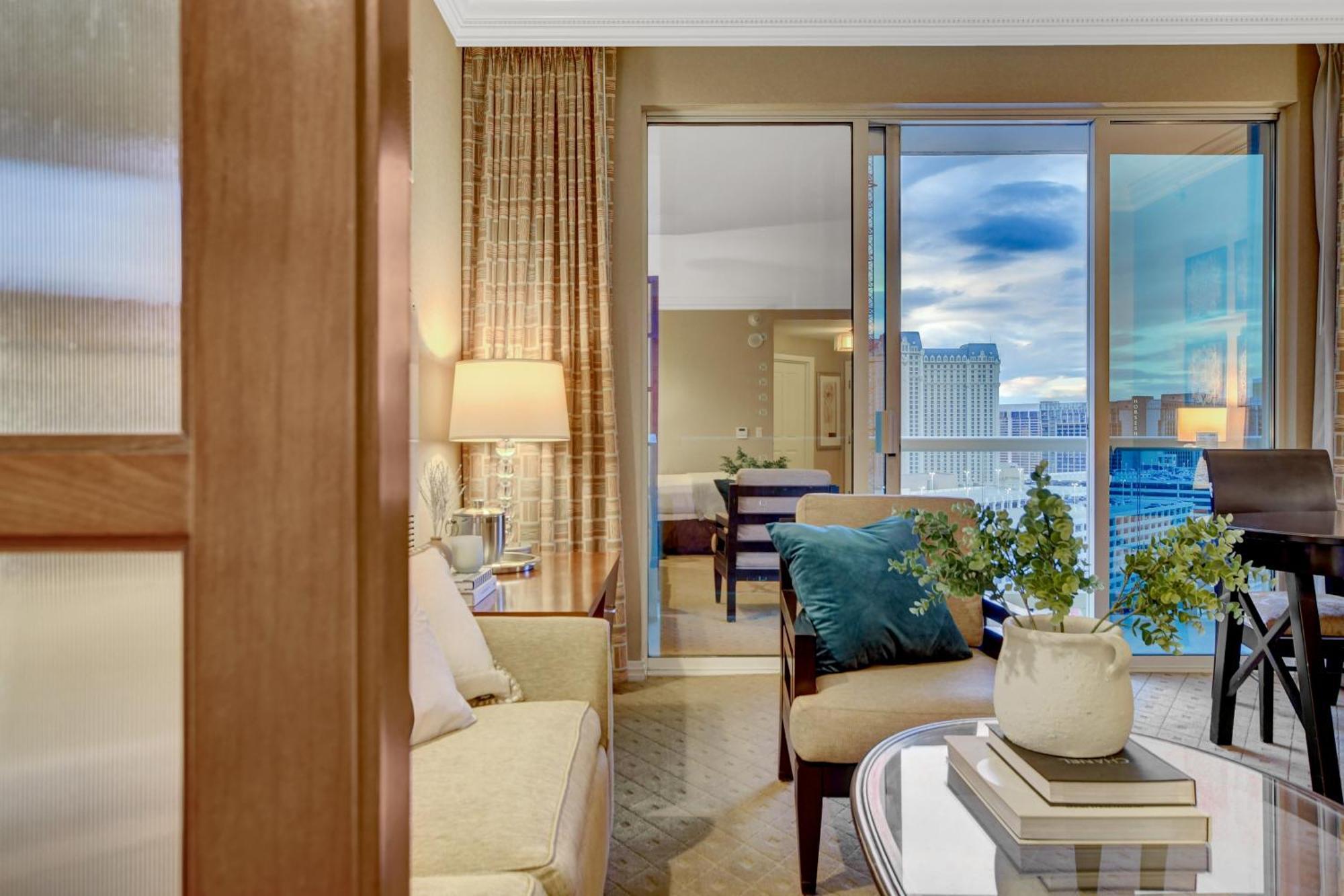 Balcony Strip View * Mgm Signature Tower 3 Apartahotel *