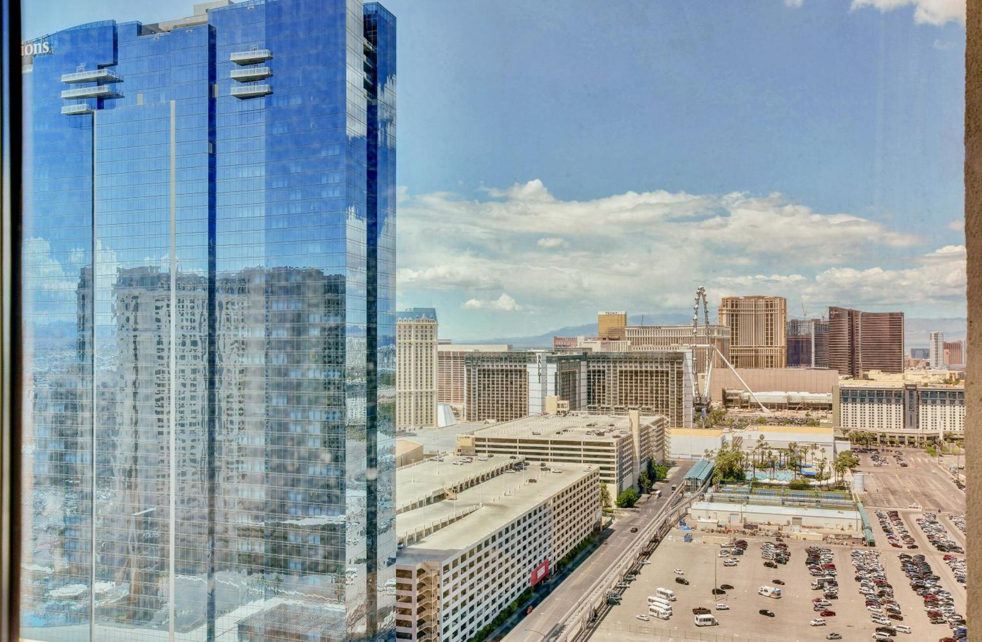 Strip View - No Fee ! Apartamento