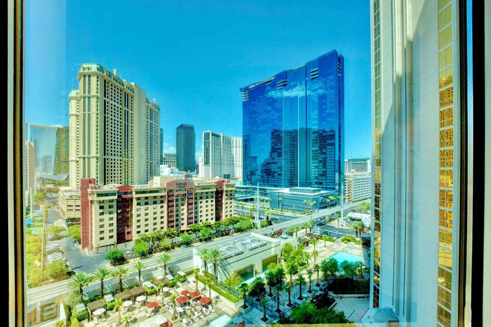 Strip View - No Fee ! Apartment
