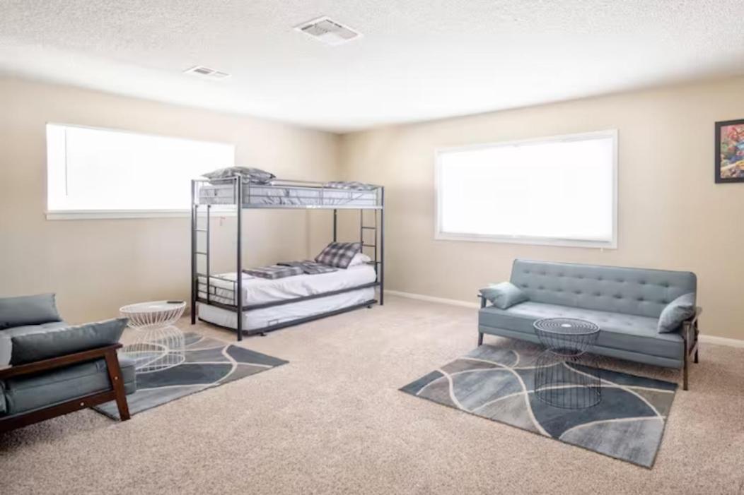 Pool 4 Bedroom 2 Bath Close To Strip * Las Vegas