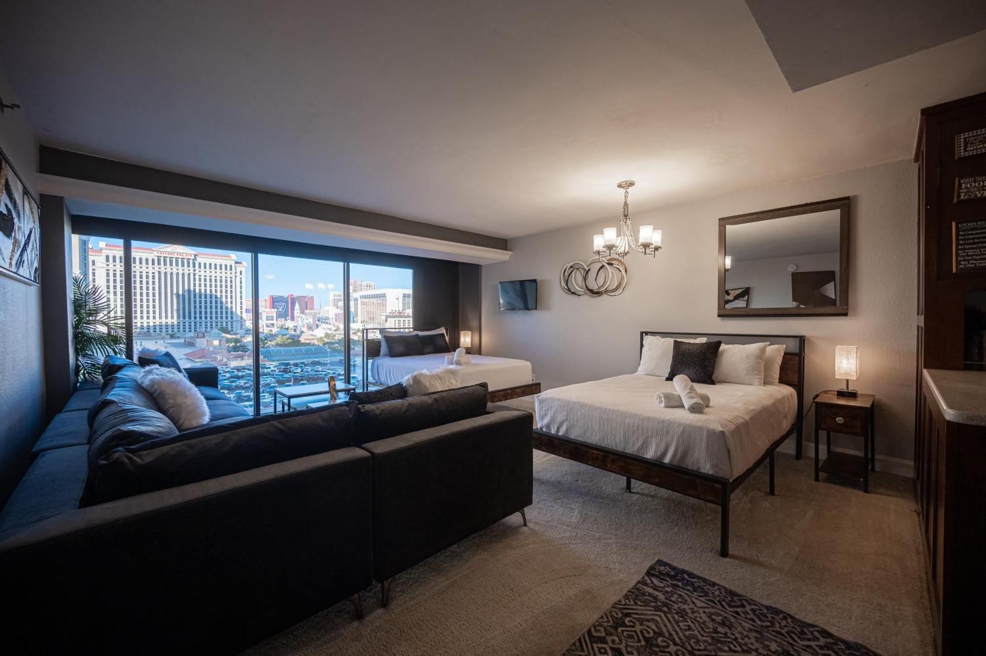 Iconic Vegas Views - 6 Comfy Beds, No Fees, Center Strip! *