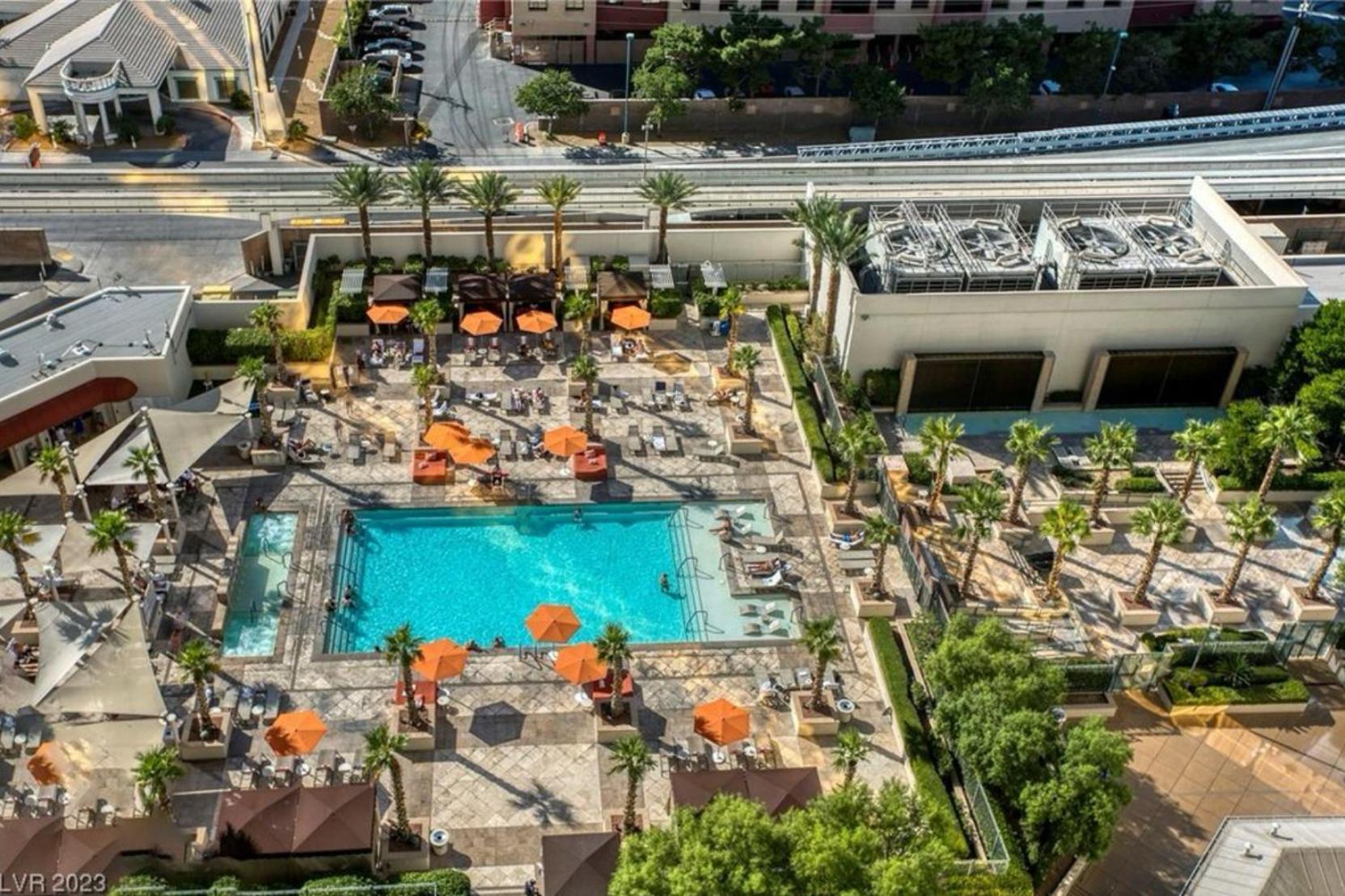 Panorama Vista Suite- 1br 2ba, Full Kitchen, Strip View, Balcony, Corner Unit