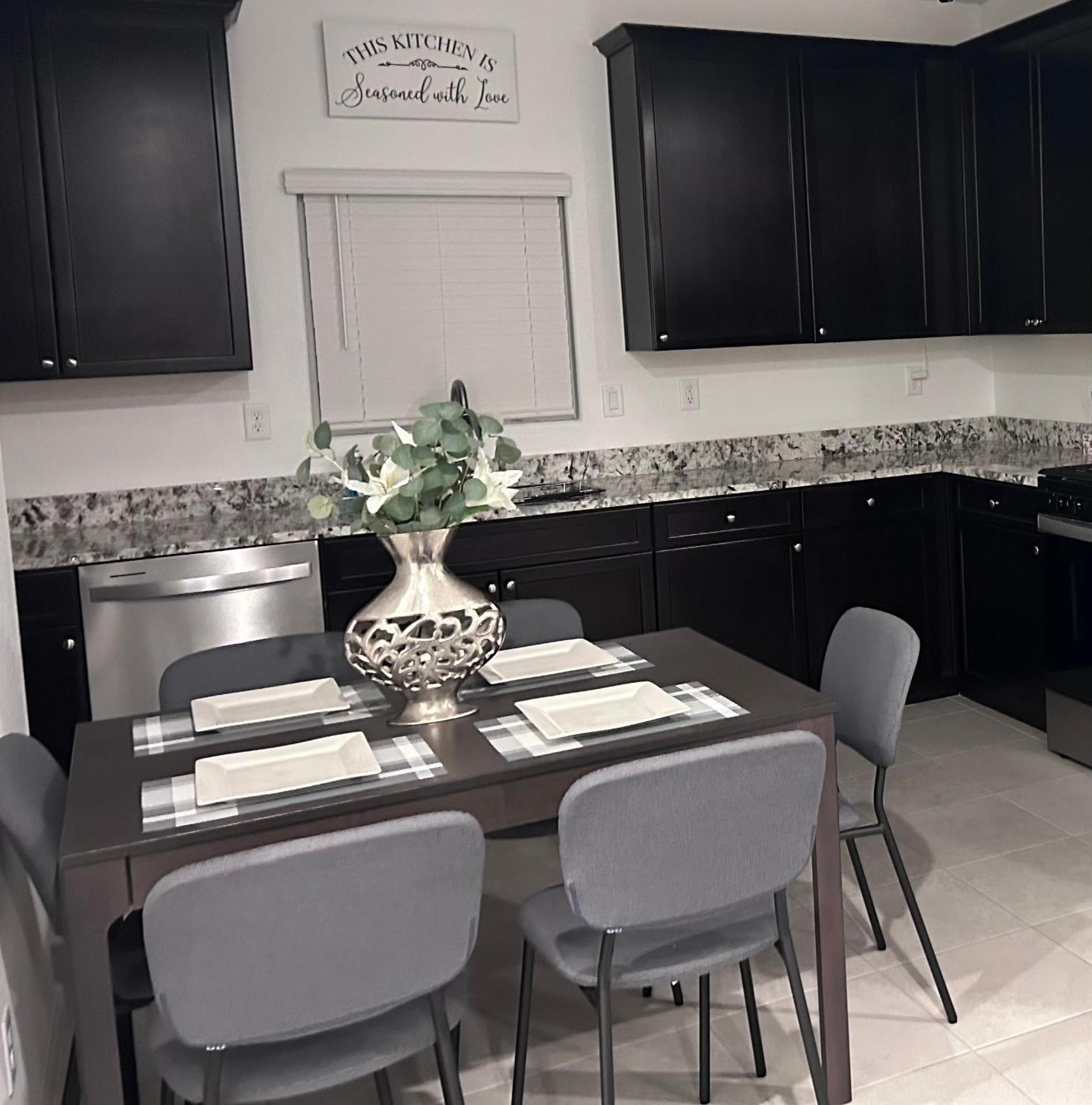 New, And Modern Close To The Strip Сasa de vacaciones Las Vegas