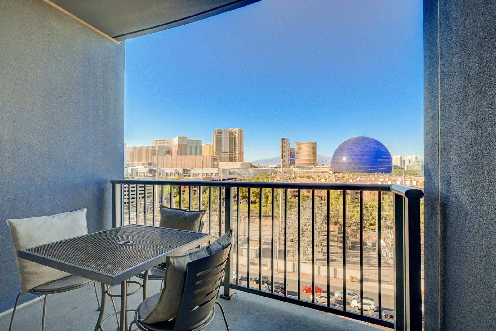 Modern Oasis Steps Away From The Vegas Strip Apartahotel