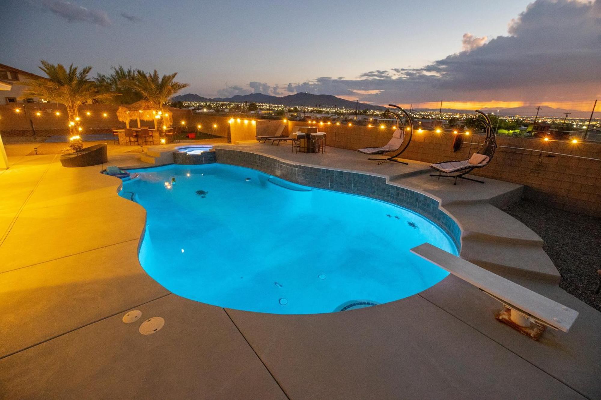 3400 Sqft House W/40ft Heated Pool/spa- Strip View Сasa de vacaciones