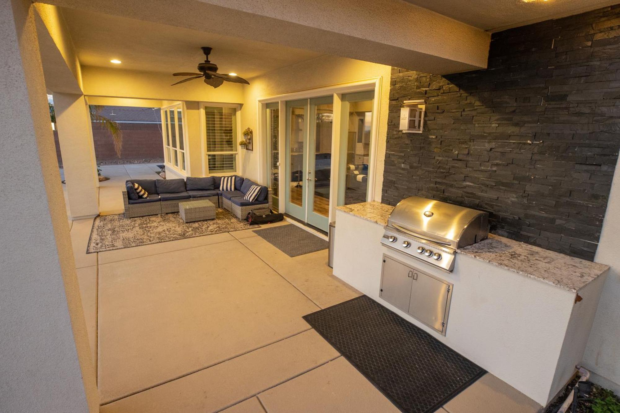 Сasa de vacaciones 3400 Sqft House W/40ft Heated Pool/spa- Strip View *