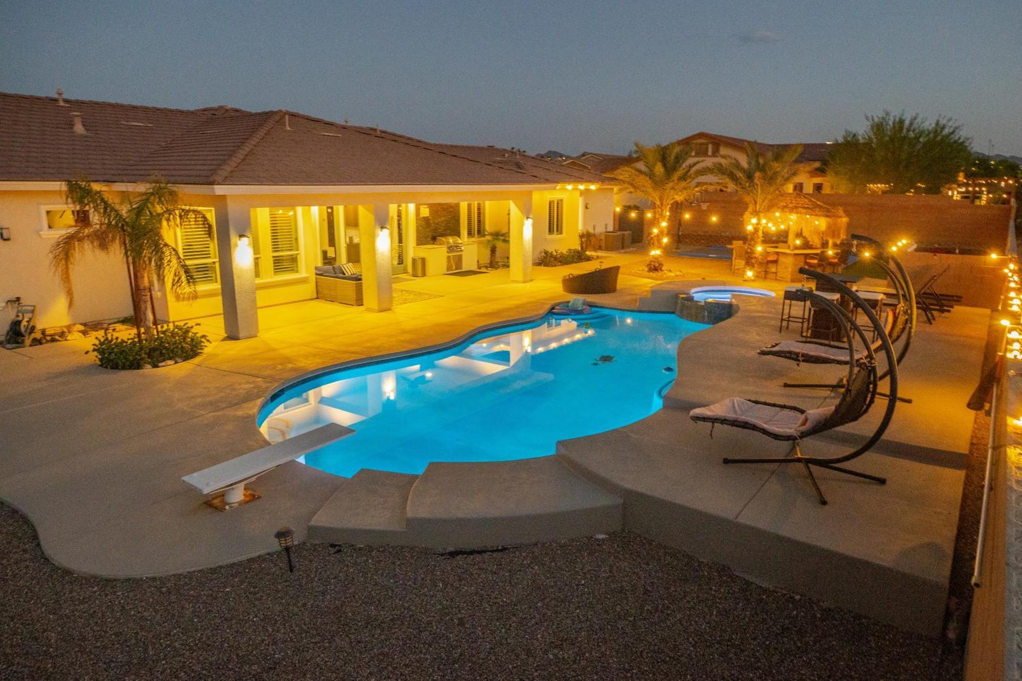 3400 Sqft House W/40ft Heated Pool/spa- Strip View