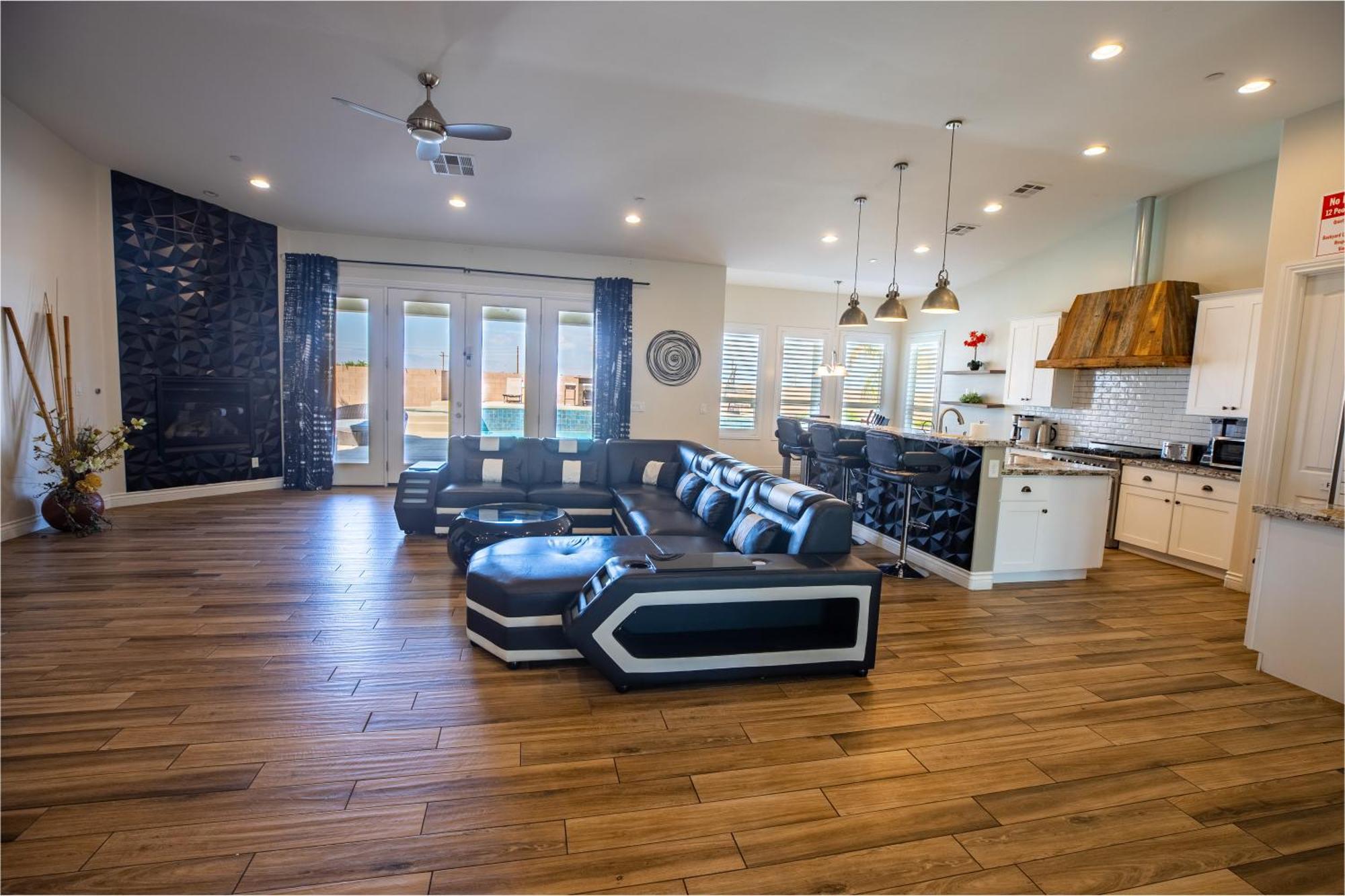 Сasa de vacaciones 3400 Sqft House W/40ft Heated Pool/spa- Strip View