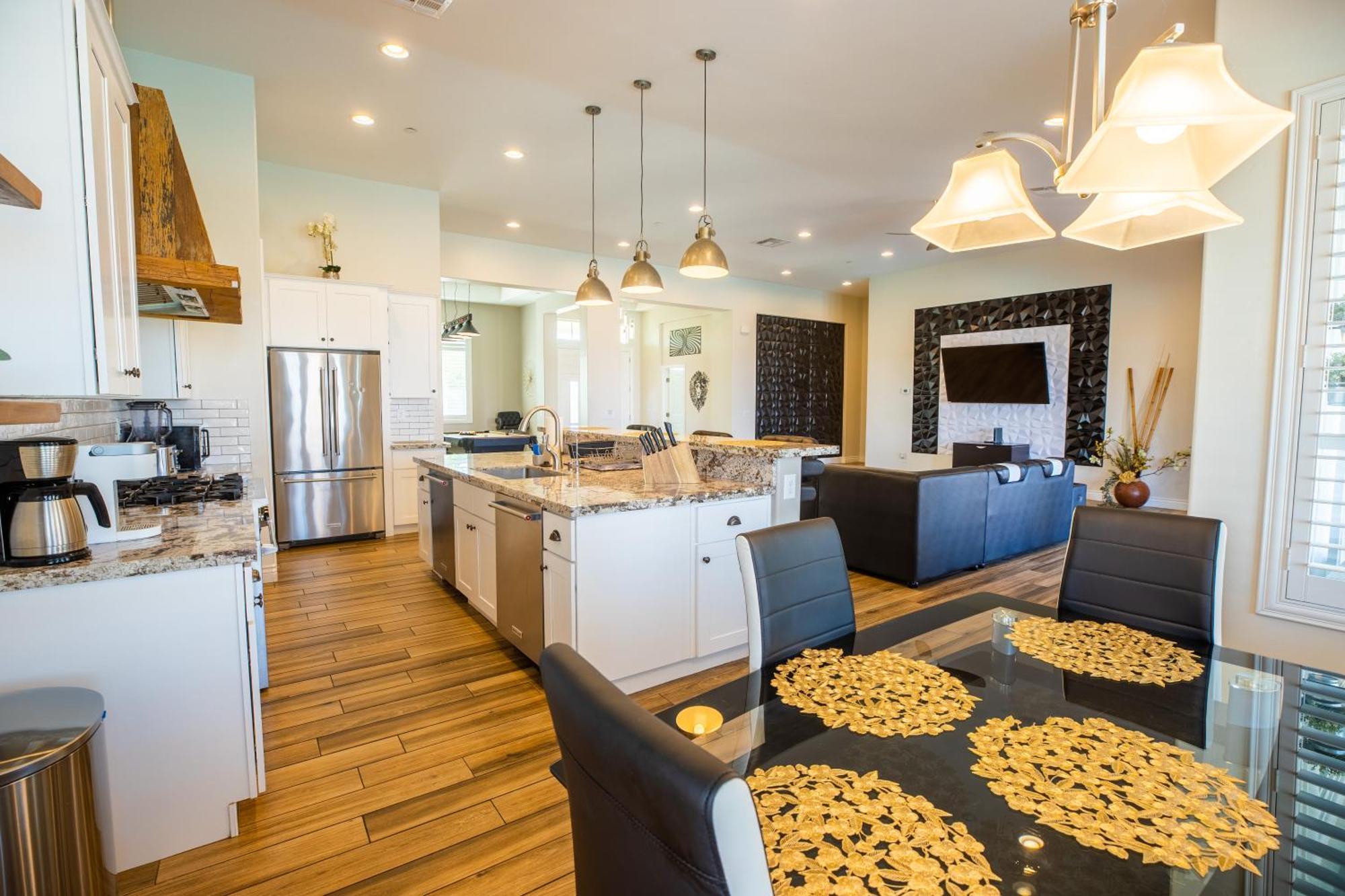 3400 Sqft House W/40ft Heated Pool/spa- Strip View *