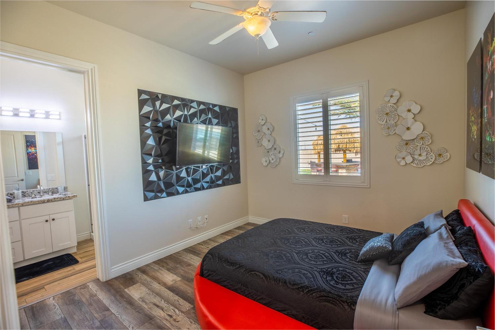 3400 Sqft House W/40ft Heated Pool/spa- Strip View