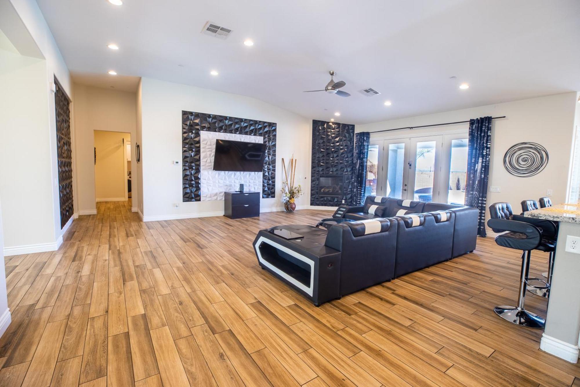 3400 Sqft House W/40ft Heated Pool/spa- Strip View *