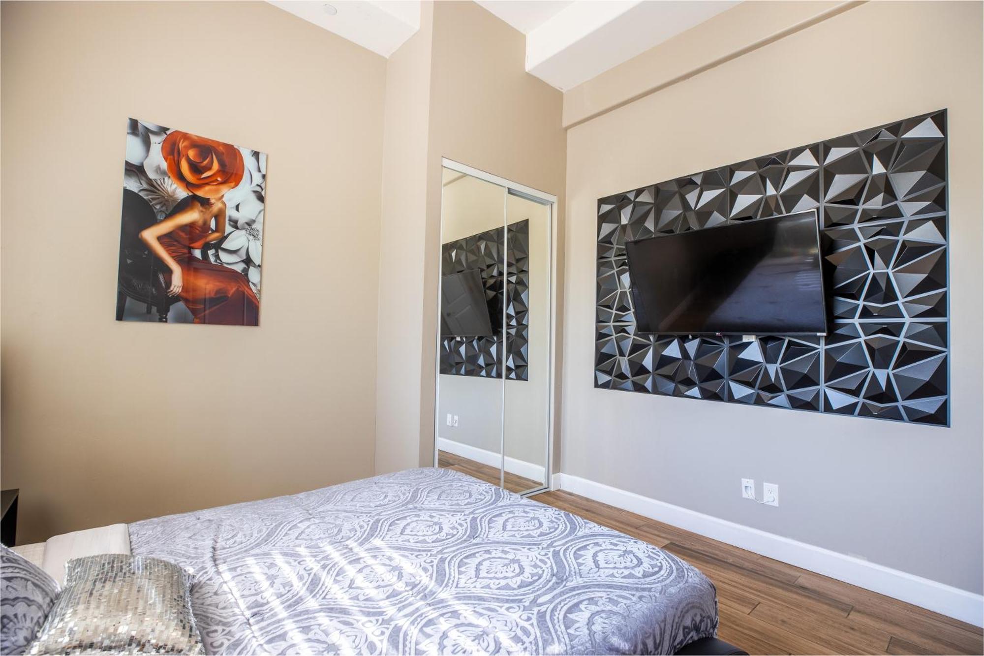Сasa de vacaciones 3400 Sqft House W/40ft Heated Pool/spa- Strip View