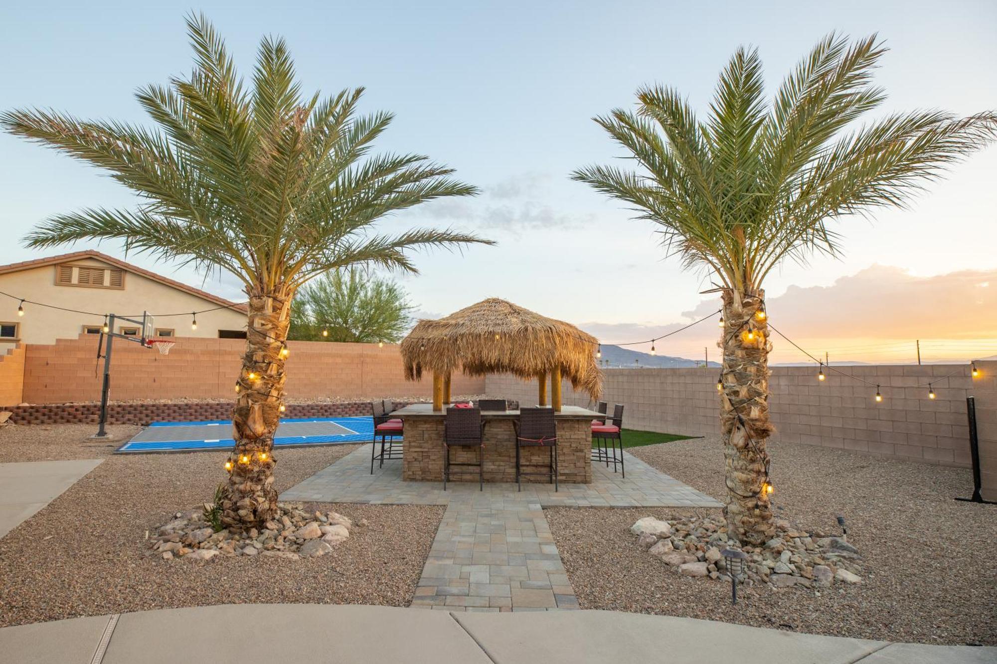 3400 Sqft House W/40ft Heated Pool/spa- Strip View