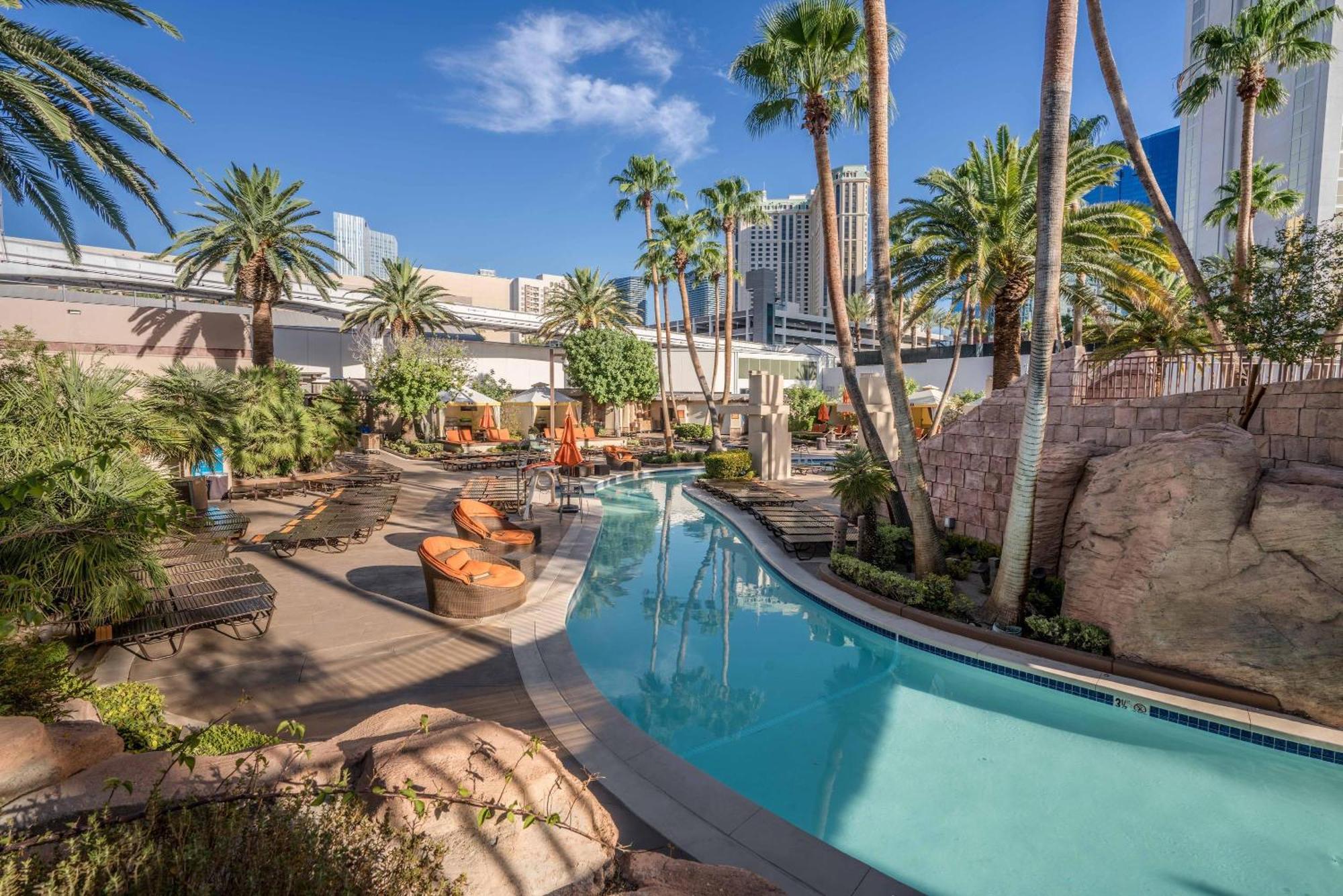 Lucky Gem Penthouse & Luxury At Signature Resort, Balcony Strip View 1607 Hotel