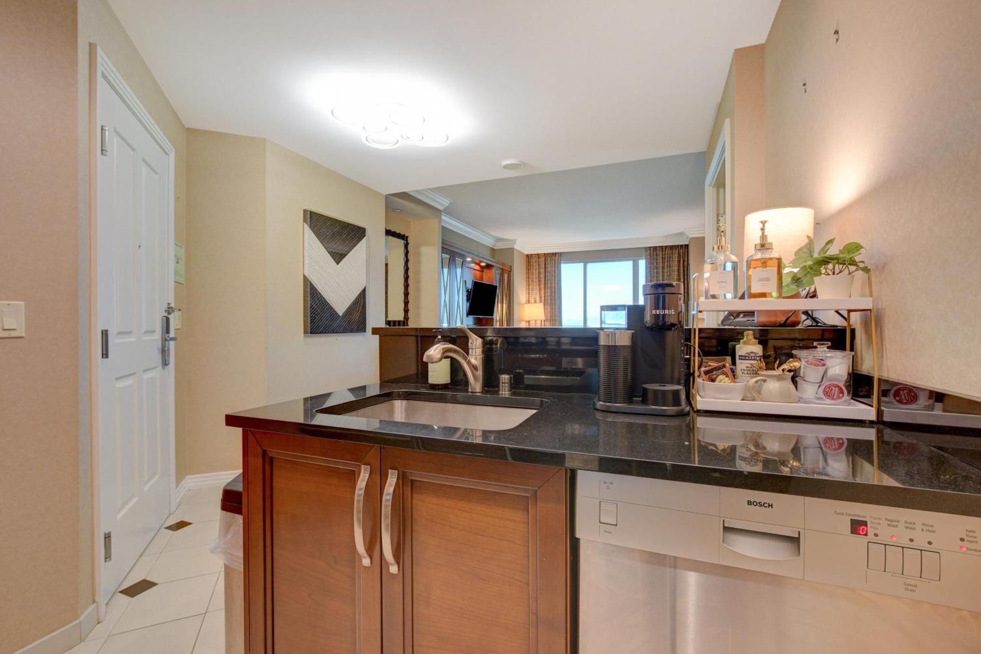 Luxurious 1 Bd/2bth Premium Mgm Signature W/balcony *