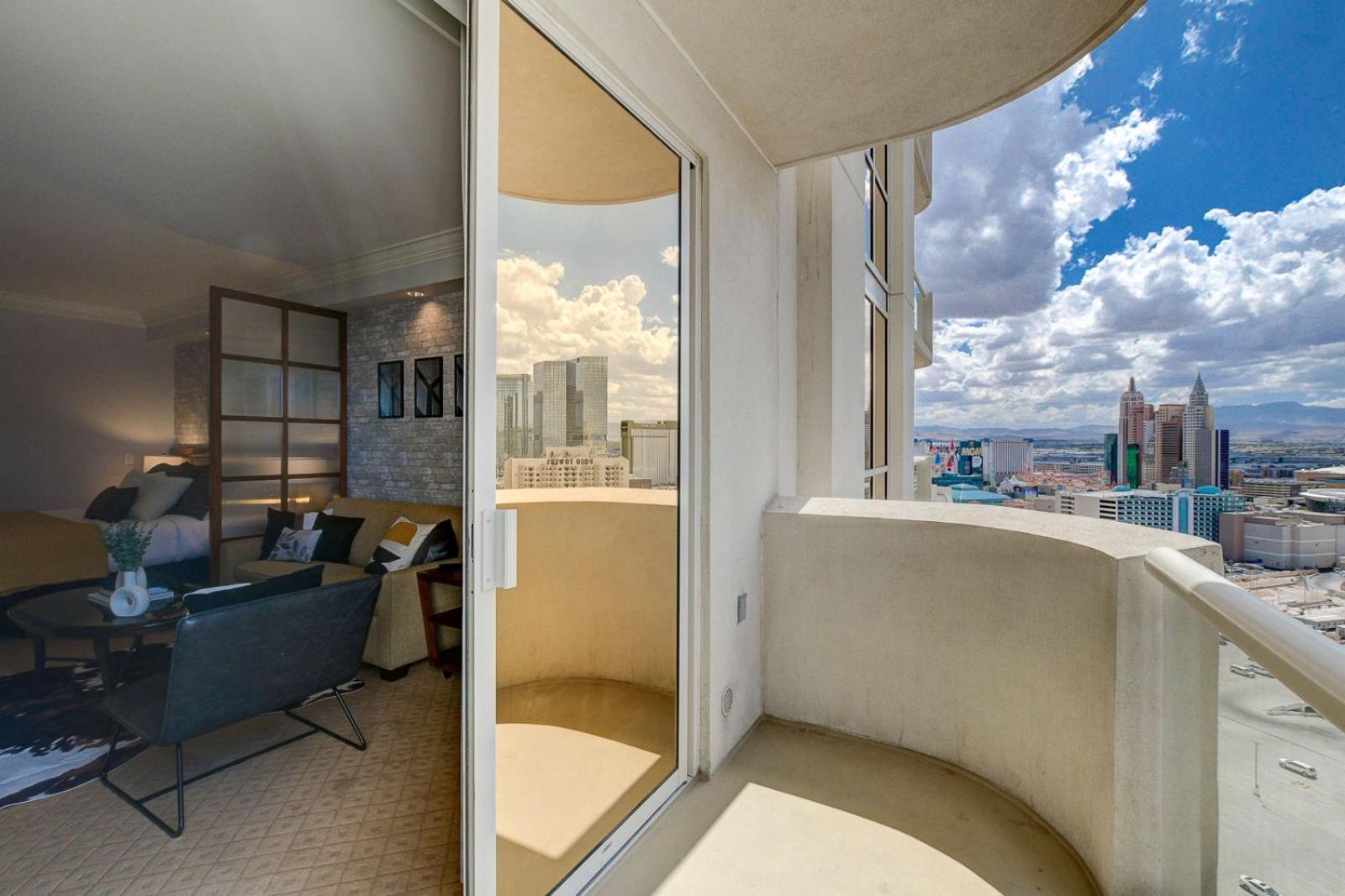 Premium Mgm Signature High Flr Balcony Strip View Apartahotel