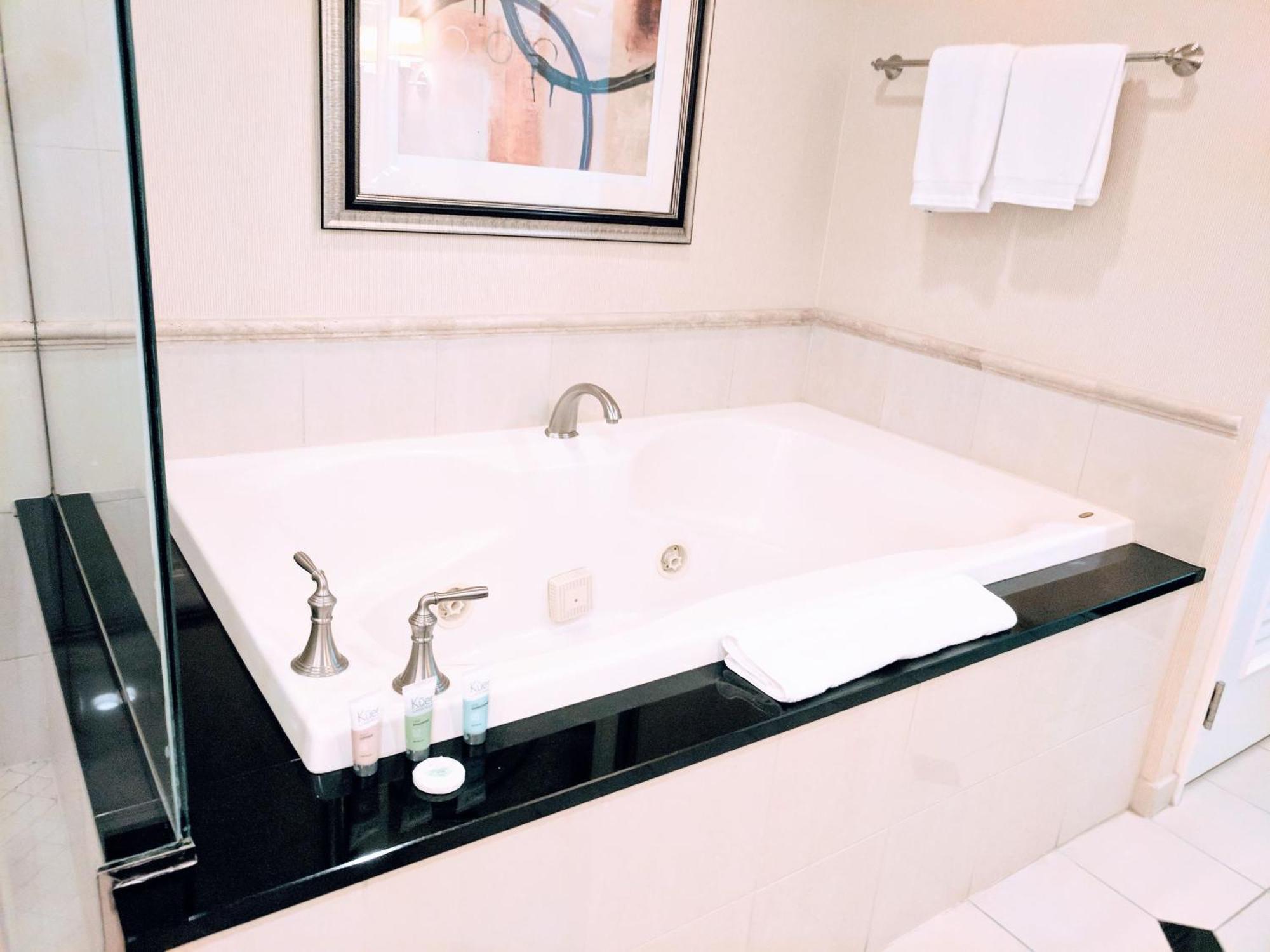 Strip & Sphere View - Separate Living - 2 Full Bath - Full Kitchen - Balcony - 900 Sqft - Mgm Signature Apartahotel