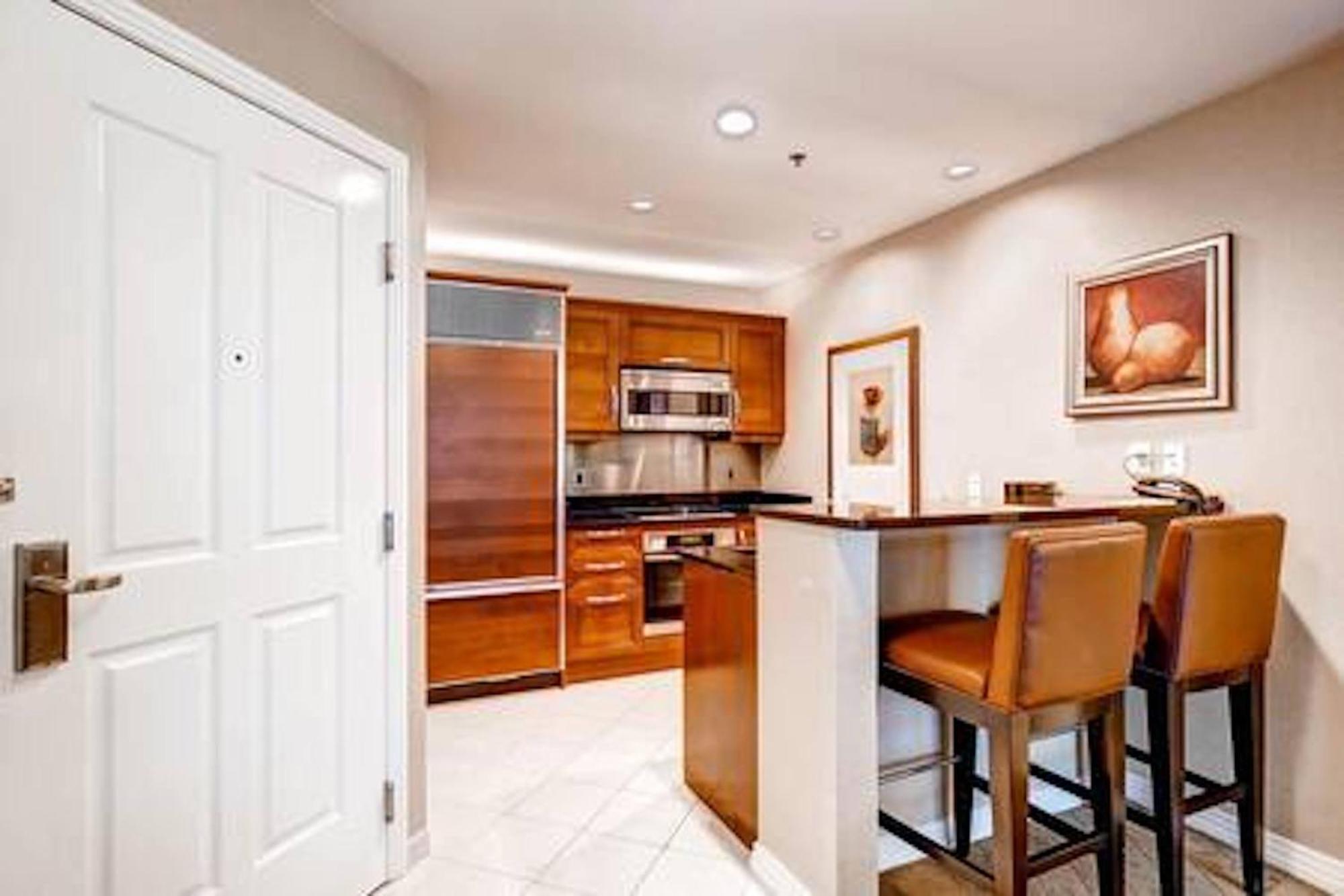 Strip & Sphere View - Separate Living - 2 Full Bath - Full Kitchen - Balcony - 900 Sqft - Mgm Signature Apartahotel