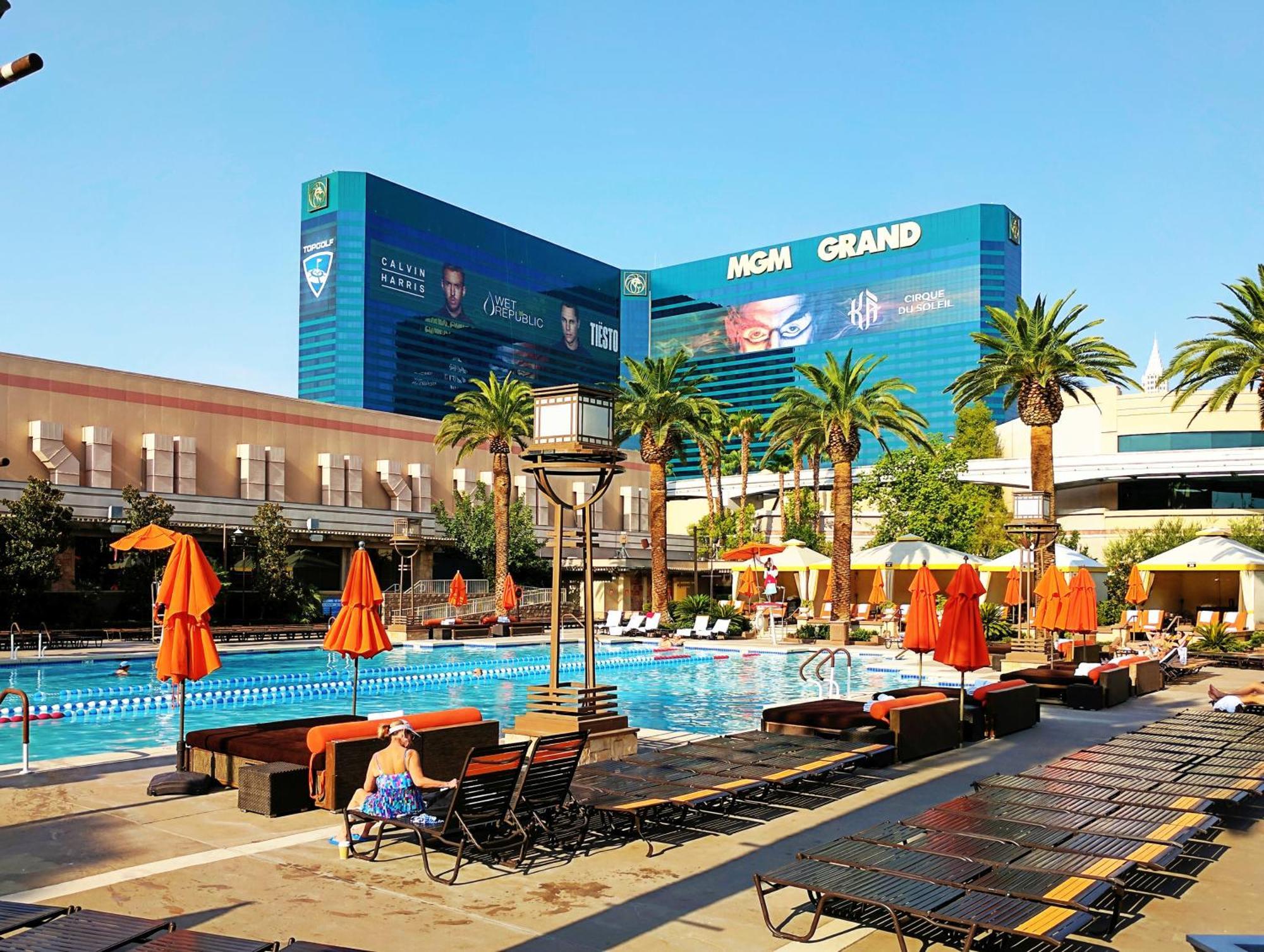 Strip & Sphere View - Separate Living - 2 Full Bath - Full Kitchen - Balcony - 900 Sqft - Mgm Signature Apartahotel
