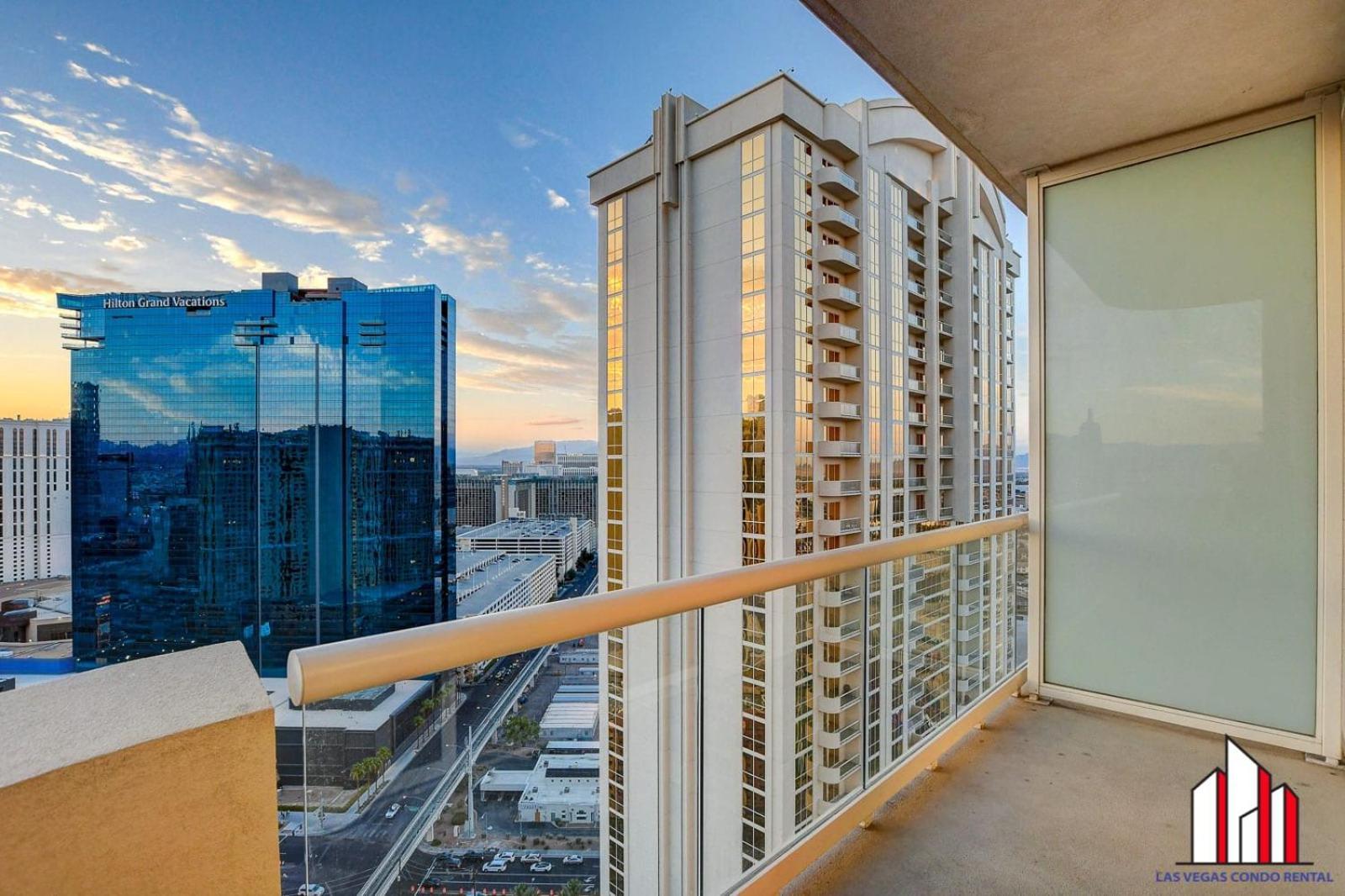 Mgm Signature-30-705 F1 Track & Strip View Balcony Сasa de vacaciones *