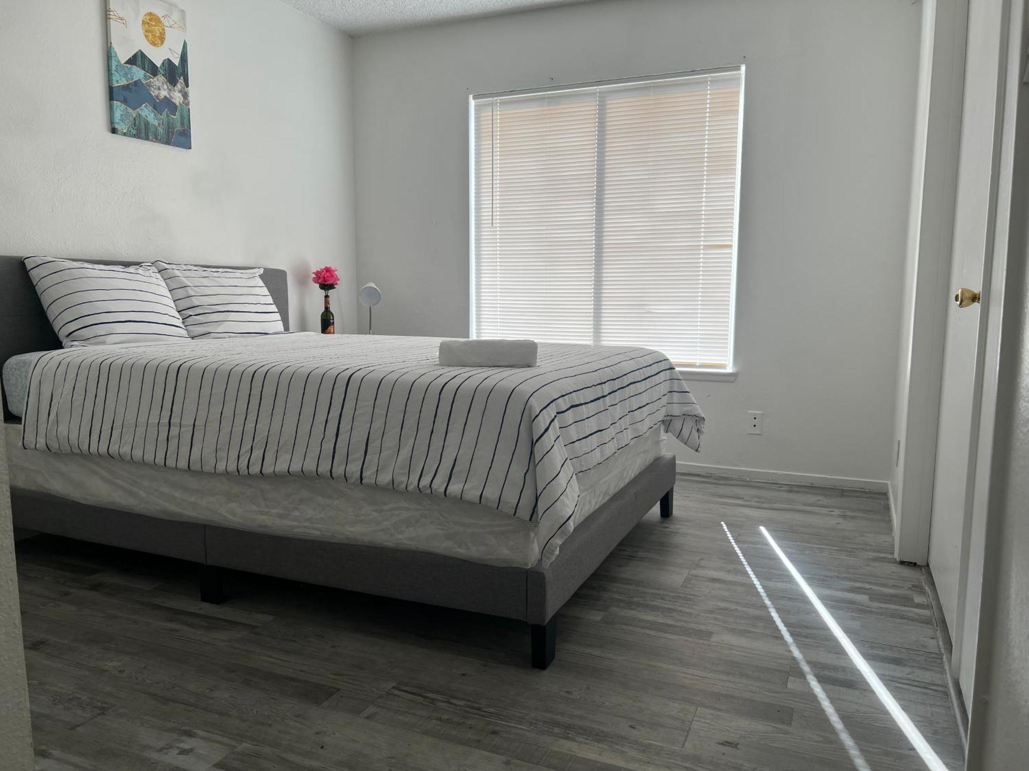 Super 1 Bedroom, Share Bathroom, Kitchen -1