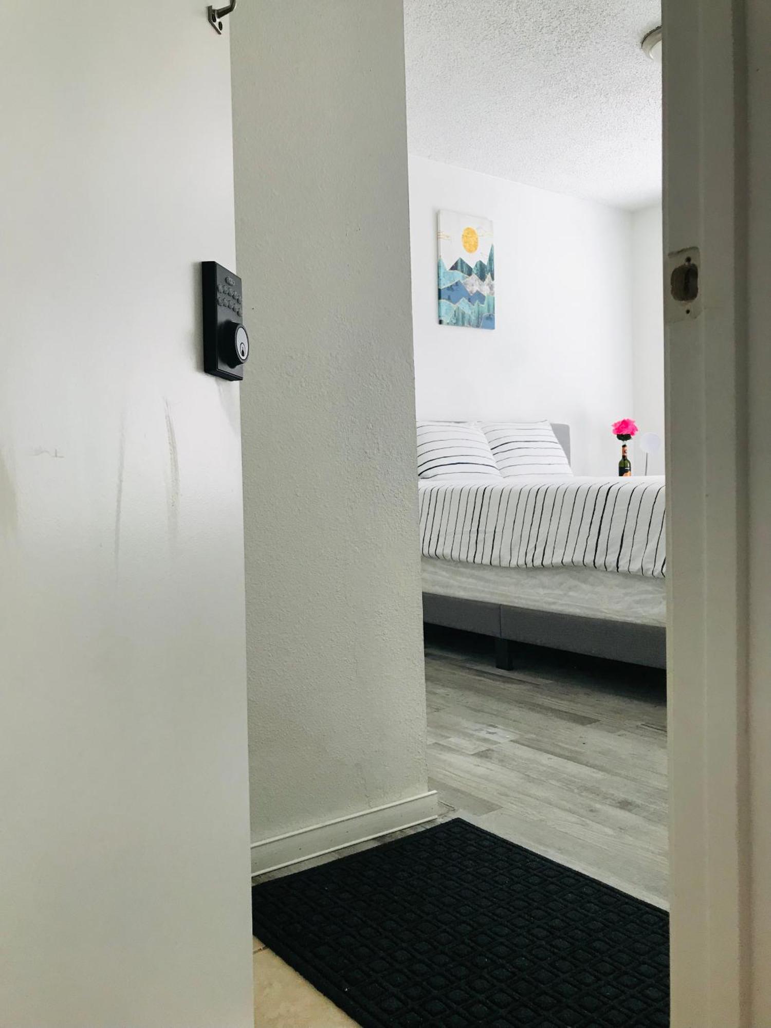 Habitación en casa particular Super 1 Bedroom, Share Bathroom, Kitchen -1 *