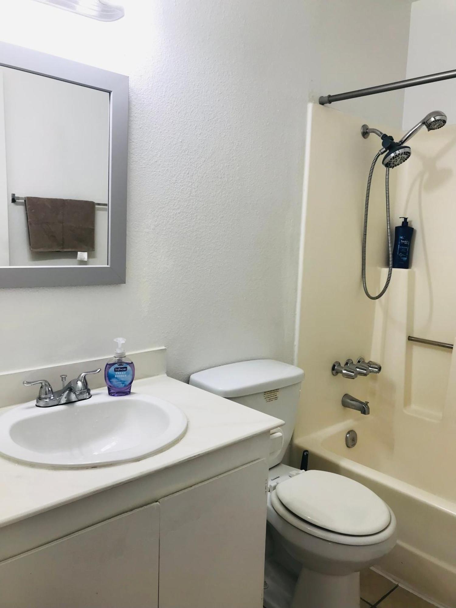Super 1 Bedroom, Share Bathroom, Kitchen -1 Habitación en casa particular
