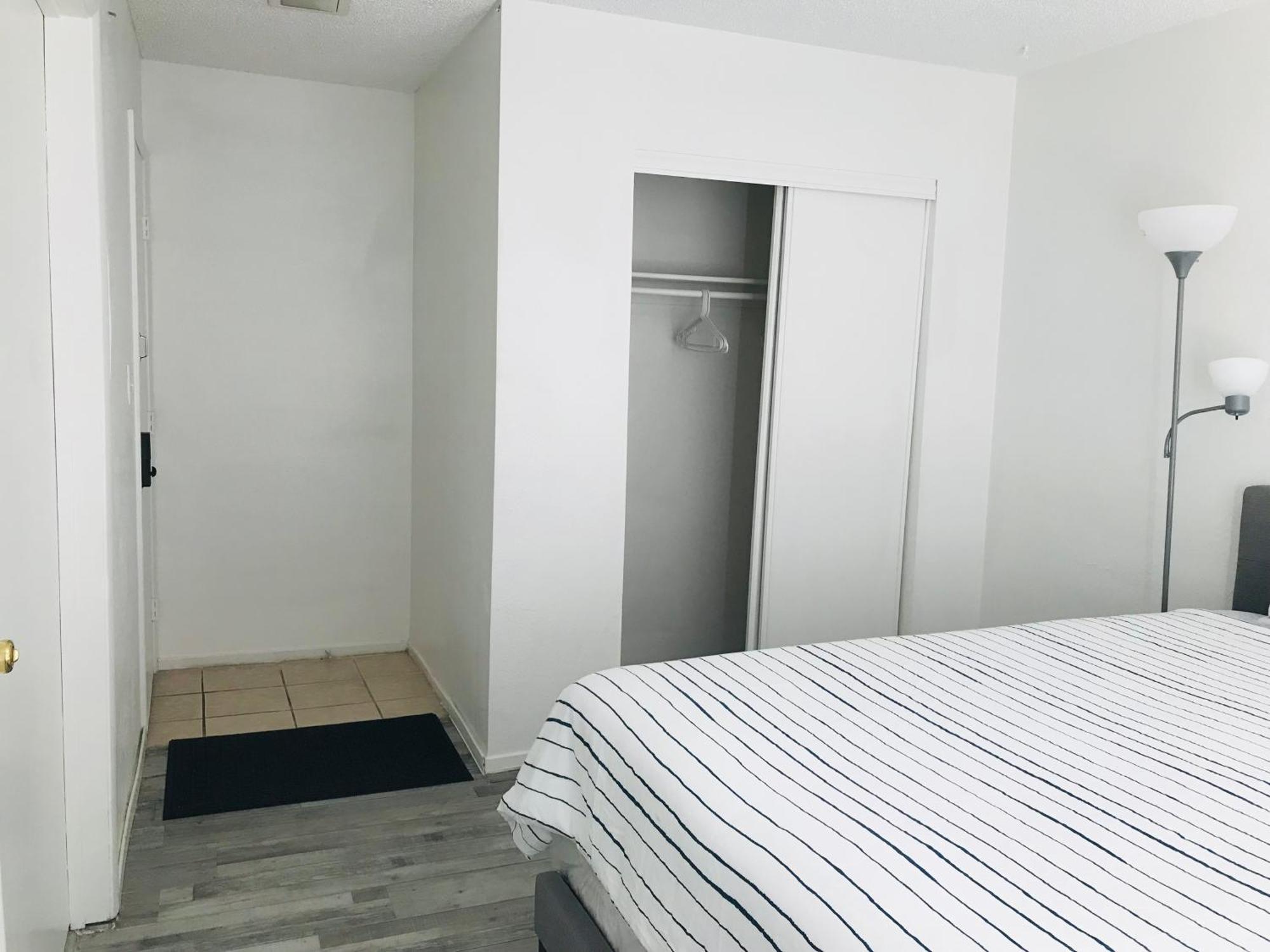 Habitación en casa particular Super 1 Bedroom, Share Bathroom, Kitchen -1 *
