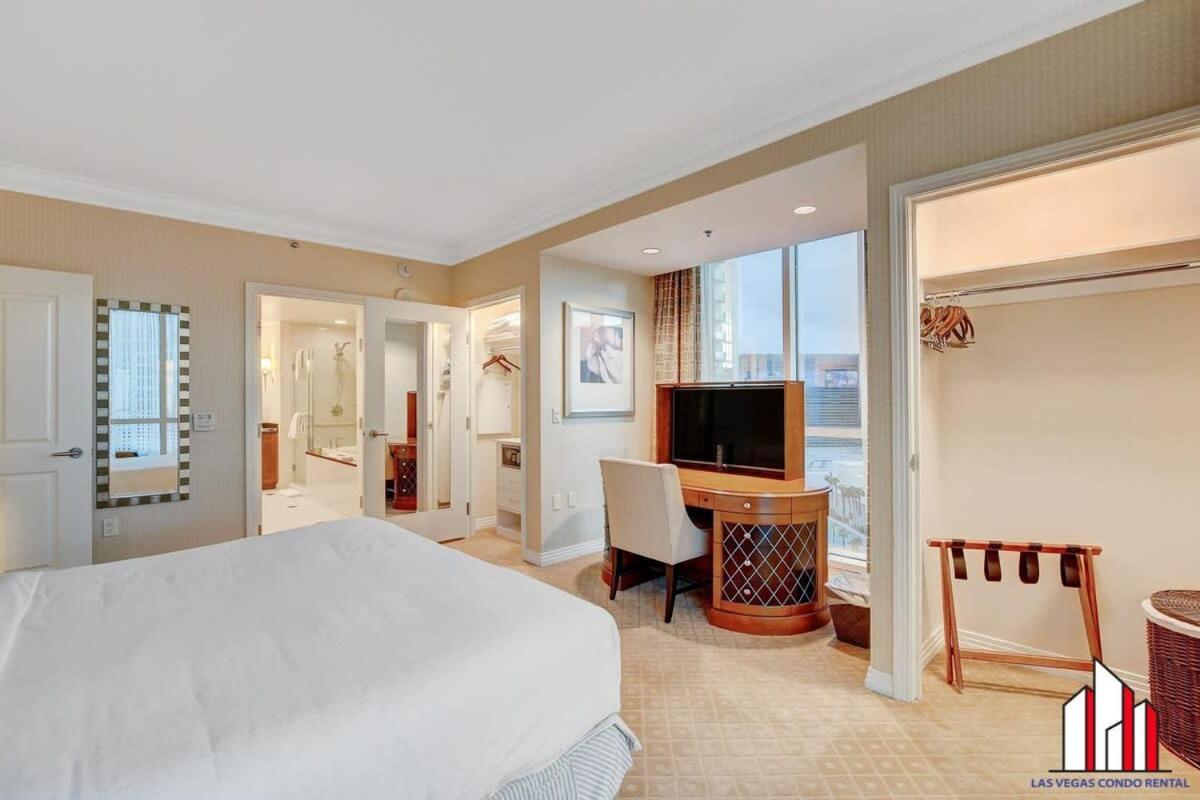 Mgm Signature-18-701 1br2ba Strip View Balcony