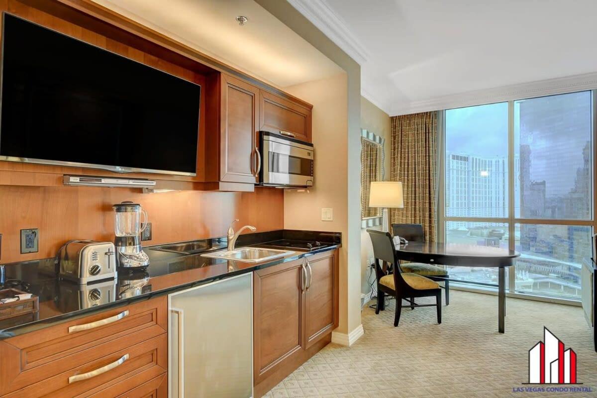 Signature 2br3ba Balcony Combo Units 18-701 And 03