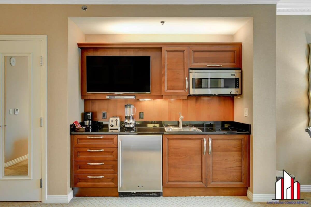 Signature 2br3ba Balcony Combo Units 18-701 And 03 *
