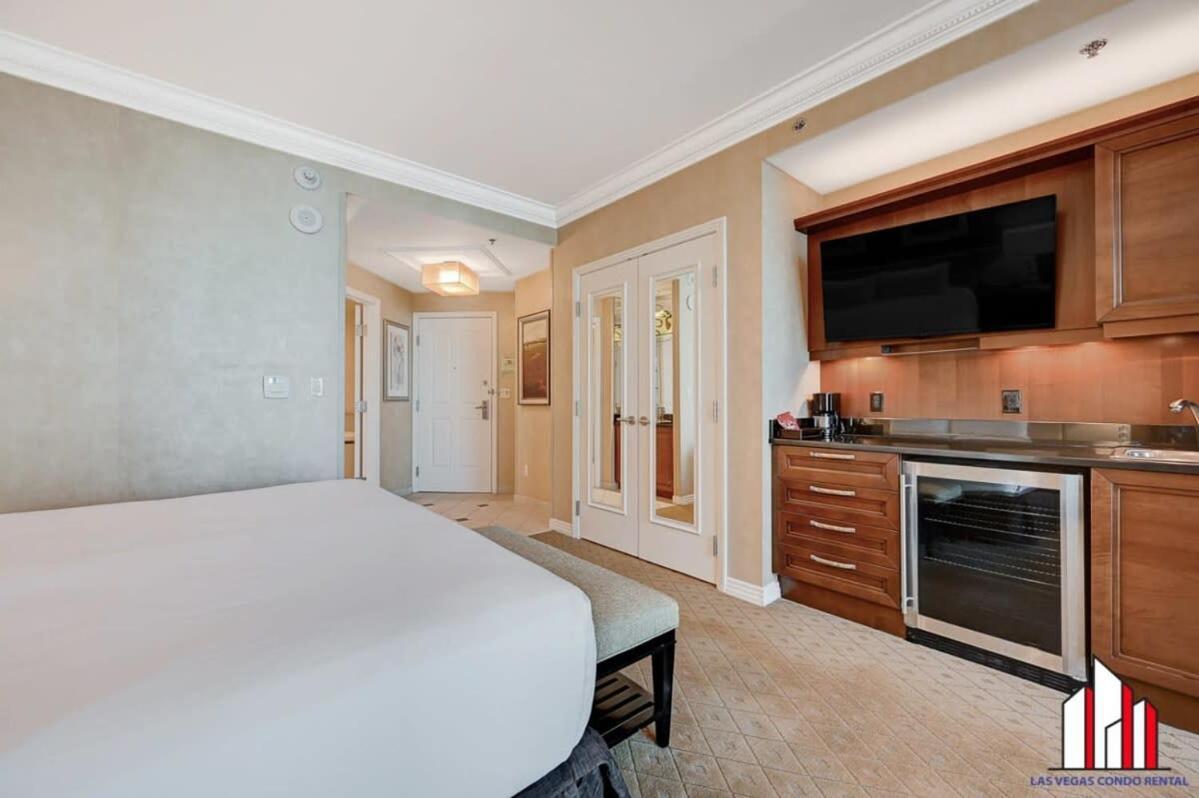 Mgm Signature-15-611 Strip View Jacuzzi