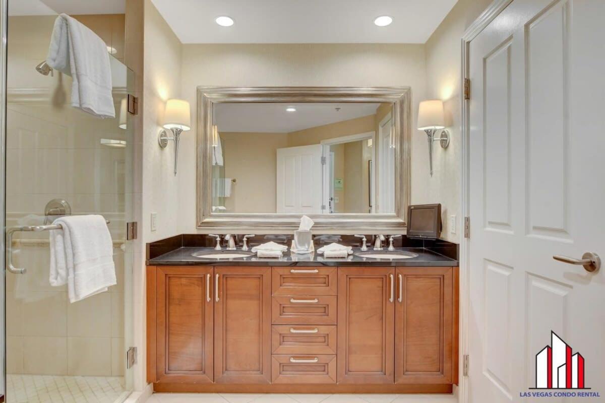 Mgm Signature-25-609 Strip View Jacuzzi
