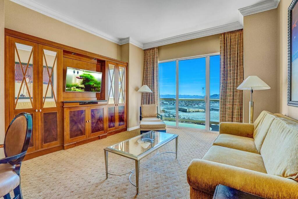 Experience Unparalleled Luxury At The Sinatra Apartahotel