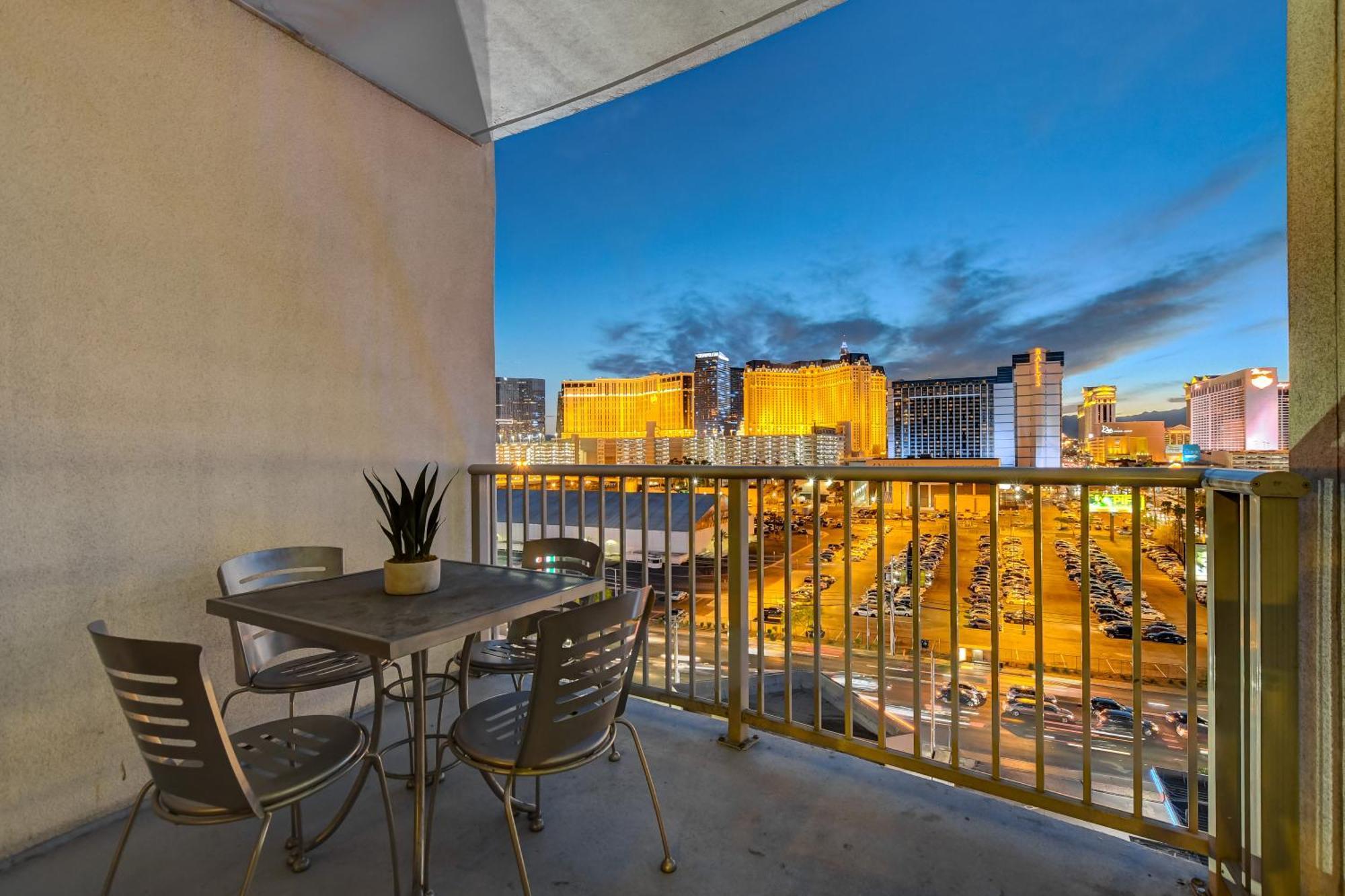 Ultimate Vegas Getaway One Bedroom With Balcony, Kitchen, Gym, Pool & Free Parking Apartahotel *