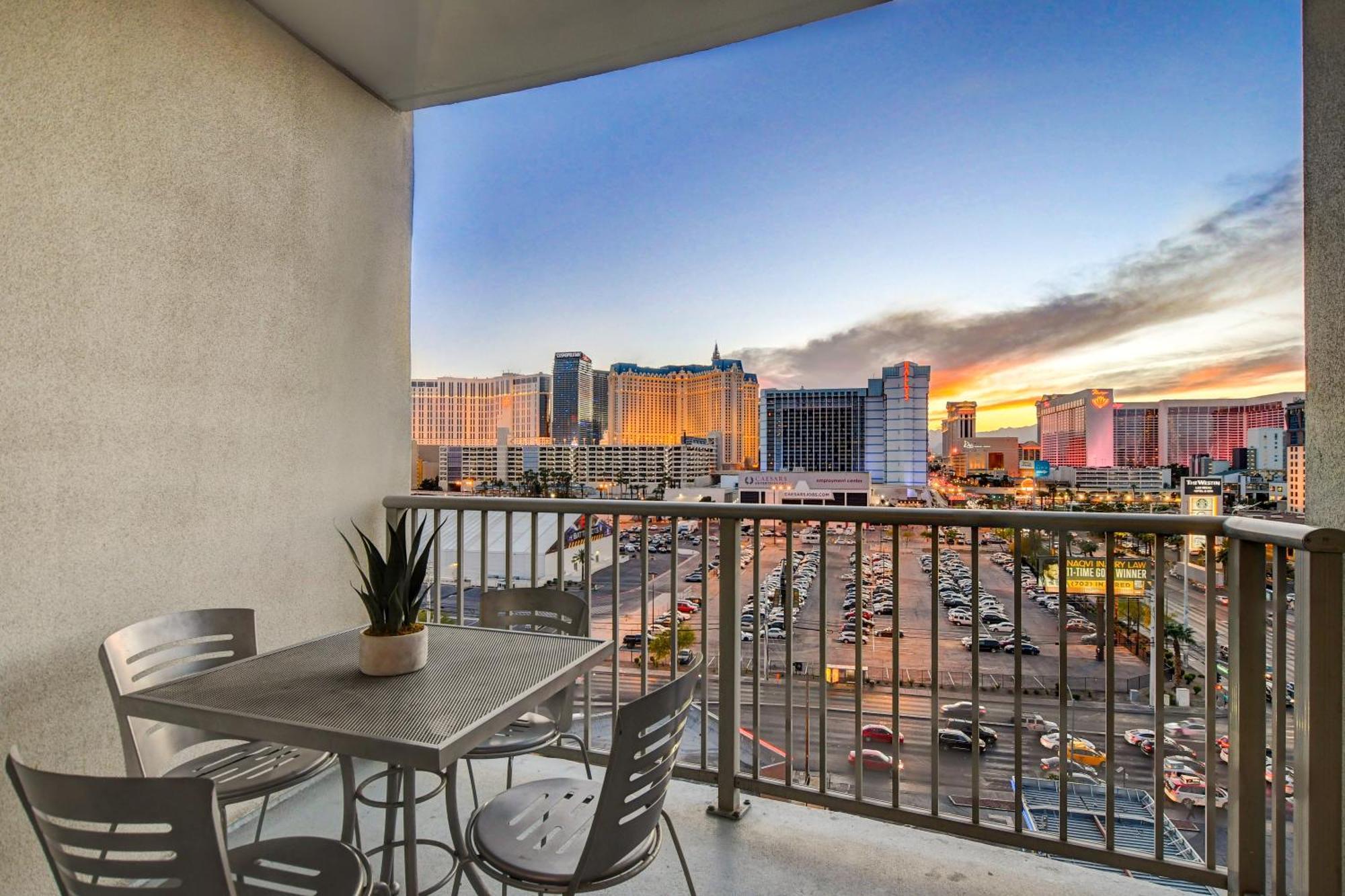 Ultimate Vegas Getaway One Bedroom With Balcony, Kitchen, Gym, Pool & Free Parking Apartahotel